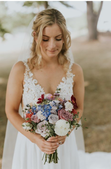 bride holding bouquet